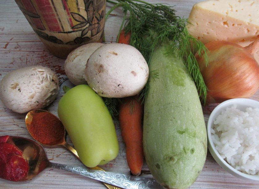 1. Этап. Кабачки с рисом и грибами: Подготовьте нужные продукты. Заранее сварите рис в подсоленной воде.