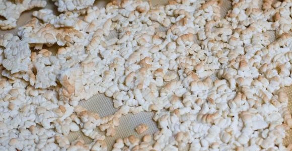 1. Этап. Торт Муравейник со сгущенкой: 5. Запекайте крошку в разогретом до 170 градусов духовом шкафу 10 минут до готовности, затем руками разомните в более мелкую крошку.