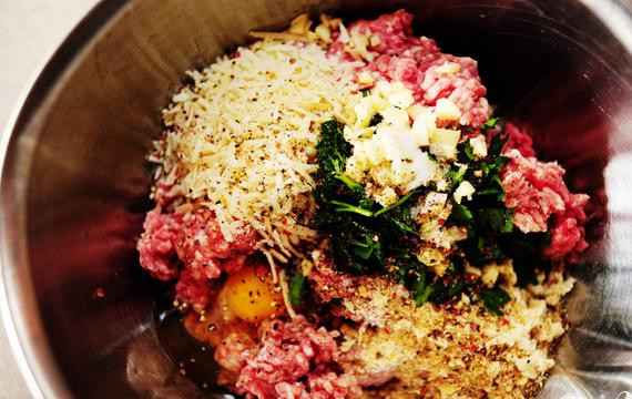 1. Этап. Спагетти с фрикадельками: Посыпать черным перцем и добавить немного соли.