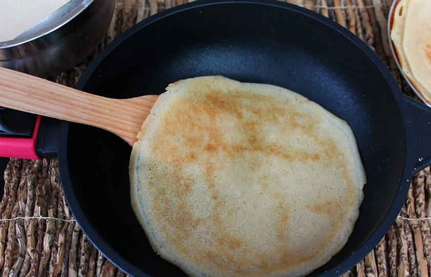 1. Этап. Блины скородумки: Переворачиваем, печем еще немного и выкладываем блин на плоскую тарелку.