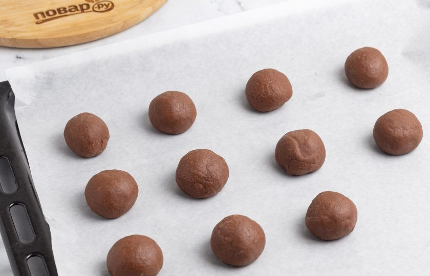 1. Этап. Шоколадные пряники имбирные: Из получившегося теста скатайте шарики. Выложите их на пергамент для выпечки на небольшом расстоянии друг от друга. Выпекайте пряники 15-20 минут в разогретой до 180 градусов духовке.