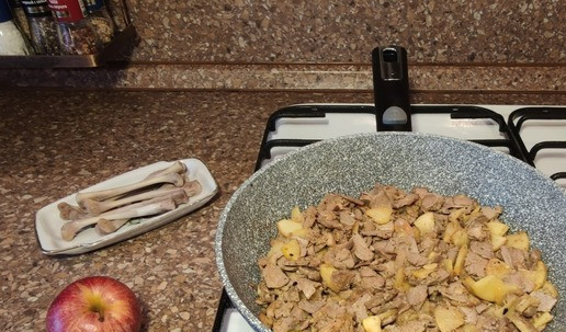 1. Этап. Утиные голени на косточке в мешочках: У яблок снять кожицу (по желанию), убрать сердцевину, порезать небольшими кусочками, слегка обжарить на сковороде с коричневым сахаром. Добавить мясо из духовки, перемешать. Косточки разморозить