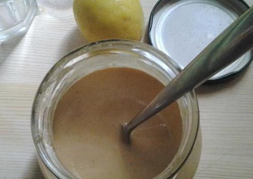 1. Этап. Горчица на рассоле: Всыпьте в банку горчичный порошок, влейте рассол. Размешивайте до однородной консистенции.