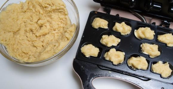 1. Этап. Рецепт печенья Грибочки в формочках: В форму для грибочков поместите маленькие кусочки теста. Закройте форму и выпекайте, пока каждое печенье не станет золотисто-коричневым.