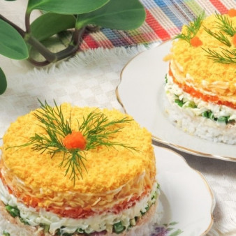 Салат Мимоза с рисом и сыром