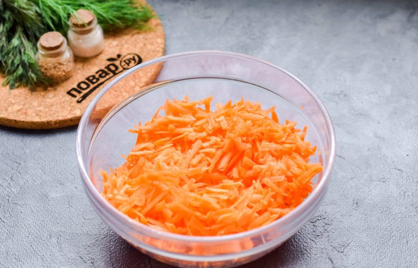 1. Этап. Салат из моркови без майонеза: Очистите морковь, вымойте, просушите. Натрите морковь на средней терке. Переложите всю морковь в глубокую миску.