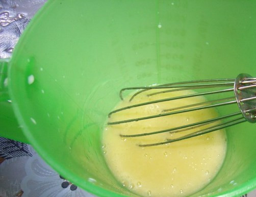 1. Этап. Быстрое сдобное тесто для пирожков: Добавьте масло и яйца, взбитые с солью.