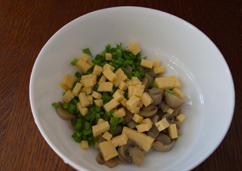 1. Этап. Салат с шампиньонами и сыром: Кубиком нарежьте твердый сыр. У меня 