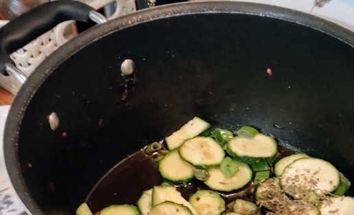 1. Этап. Рисовая запеканка из цуккини и кукурузы: В казане разогрйте масло и на среднем огне готовьте чеснок и перец красный жгучий одну минуту до ароматности. Затем добавьте цуккини, зелёный лук, орегано, зиру, мяту, кориандр, половину ложки соли и черный перец. Готовьте, регулярно помешивая, пять минут.