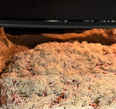 1. Этап. Очень мясная пицца-запеканка: И отправляем в духовку, разогретую до 200 градусов на 25-30 минут