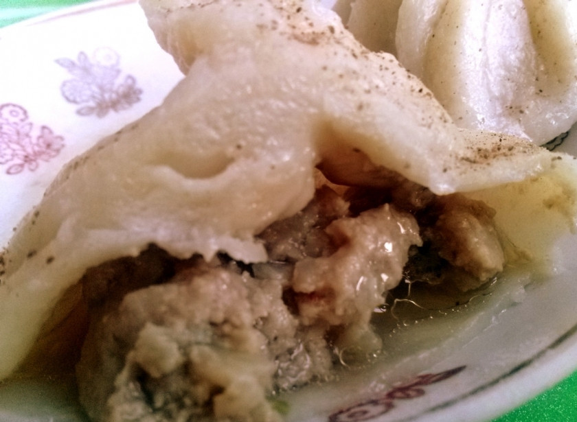 1. Этап. Хинкали (классический рецепт): Едят хинкали руками, держа за хвостик. Осторожно откусывают сбоку и выпивают мясной бульон, хвостик оставляют.