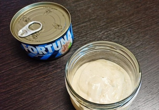 1. Этап. Соус Тоннато с варёным яйцом: Влить понемногу сок лимона, добавить сахар и соль по своему вкусу. Еще раз блендернуть. Соус получается довольно густой. Попробуйте и добавьте чего не хватает. Выложить его в удобную баночку с крышкой. Соус Тоннато в холодильнике может храниться пару дней.