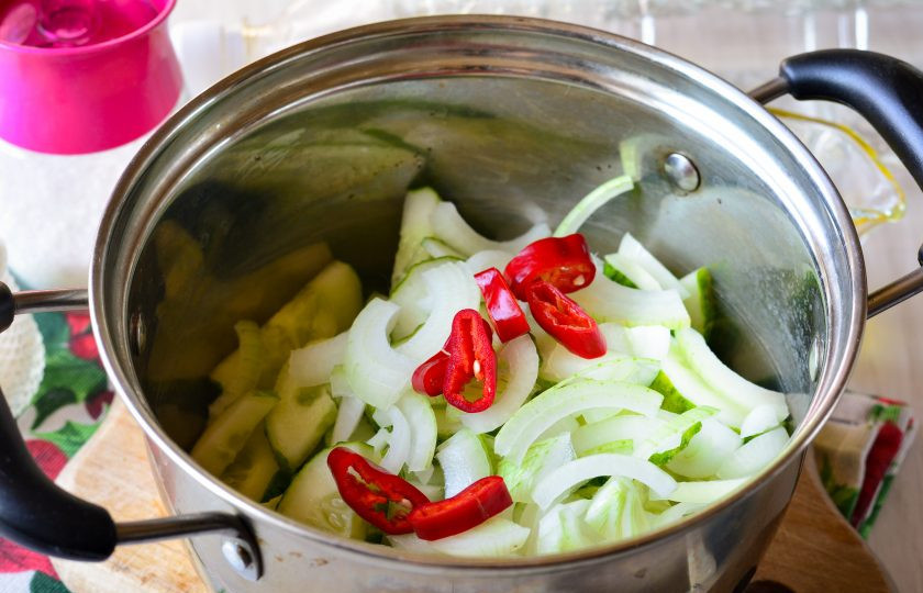 1. Этап. Салат из огурцов с перцем и луком на зиму: Отправьте в кастрюлю все необходимые овощи.