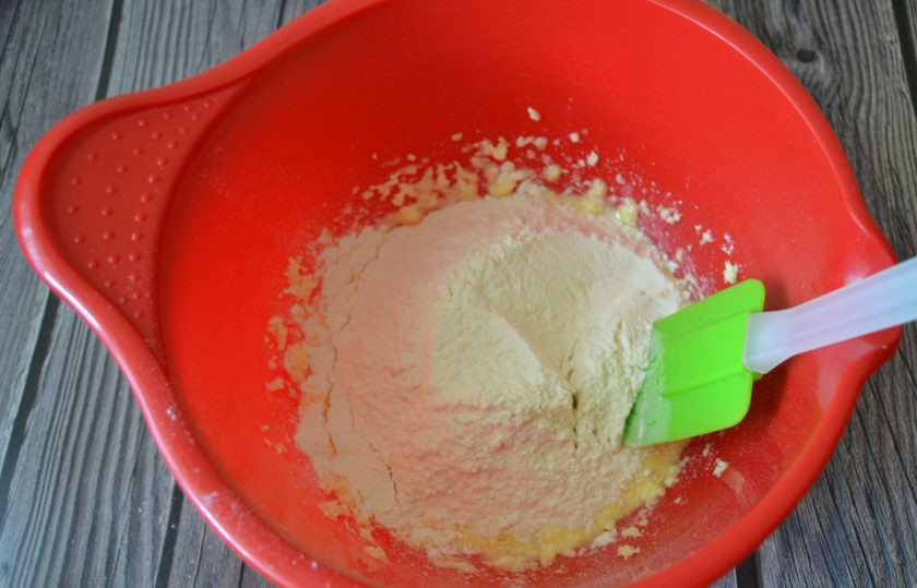 1. Этап. Грушевый пирог с карамельной заливкой: Добавьте муку, разрыхлитель, смешайте с яично-масляной смесью силиконовой лопаточкой.