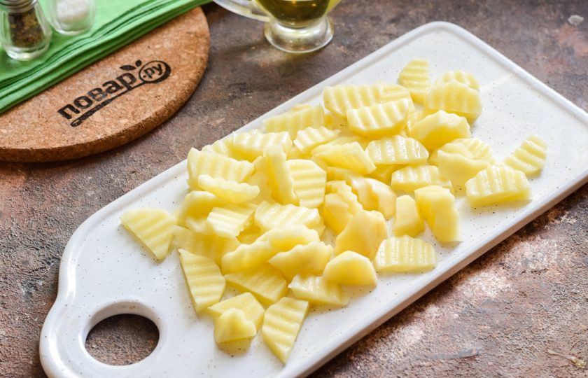 1. Этап. Куриный суп с базиликом: Теперь очистите картофель, вымойте и просушите. Нарежьте картофель произвольно и добавьте в кастрюлю, варите 10 минут.