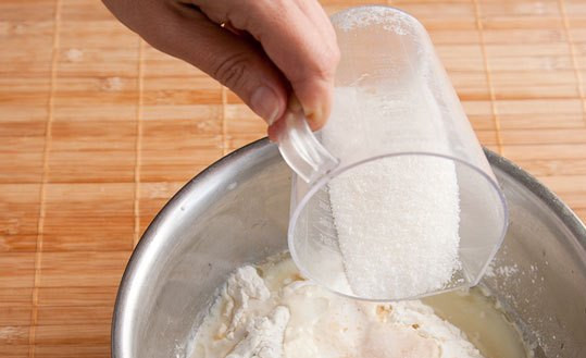 1. Этап. Рулет с маком без дрожжей: Теперь сахар и соль.