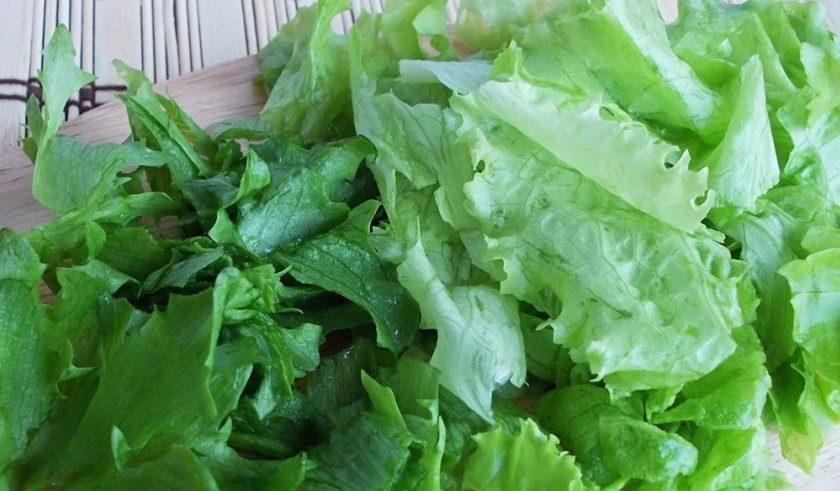 1. Этап. Салат с курицей и киви: Вымойте и обсушите листья обоих зеленых салатов и порвите кусочками такого размера, чтобы их было удобно брать вилкой.