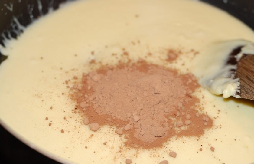 1. Этап. Шоколадная Педа (Индийские ириски): 2. Затем влейте сгущенное молоко и готовьте около 8 минут, после чего добавьте какао и кардамон.