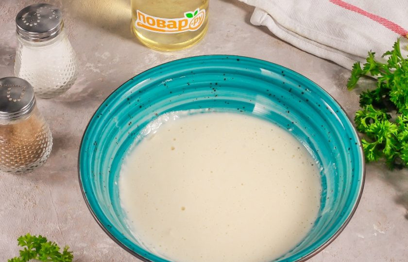 1. Этап. Пышный омлет на сковороде без молока: Тщательно перемешайте, чтобы не образовались комочки. Разрыхлитель сразу начнет пениться.