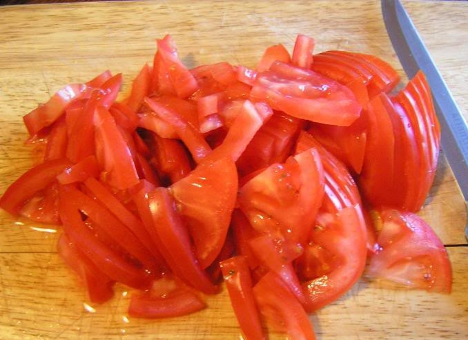 1. Этап. Курица по-китайски с ананасами: Помидоры режем на четвертинки.