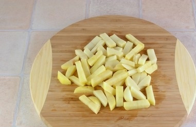 1. Этап. Суп с рисом и картошкой: Далее, нарезаем картошку на брусочки.