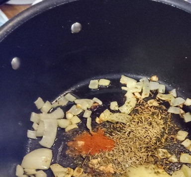 1. Этап. Малай кофта: Тем временем, в глубокой ёмкости на среднем огне разогрейте масло, добавьте лук. Жарьте несколько минут до размягчения лука. Затем в ту же ёмкость добавьте имбирь, чеснок, кориандр, зиру, перец красный жгучий и соль. Перемешайте и продолжайте жарить 1 минуту.