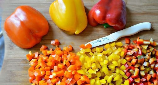 1. Этап. Перепела фаршированные: Промытый перец нарежьте мелкими кубиками.