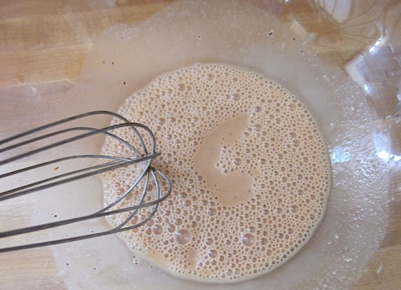 1. Этап. Салат из чечевицы с горчицей: 8. Смешайте все ингредиенты венчиком.