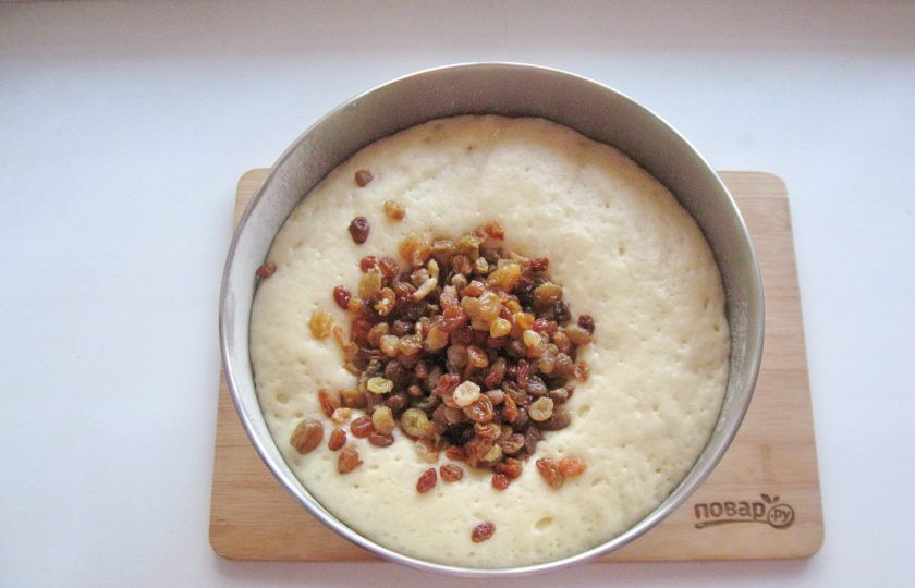 1. Этап. Кулич с меренгой: Изюм хорошо помойте и залейте горячей водой на 10-15 минут. После воду слейте. Добавьте изюм в тесто и перемешайте. Опять поставьте тесто в теплое место для подъема.