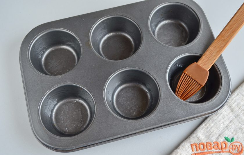 1. Этап. Лимонные пирожные Сансы Старк: 7. Формочку смажьте растительным маслом.