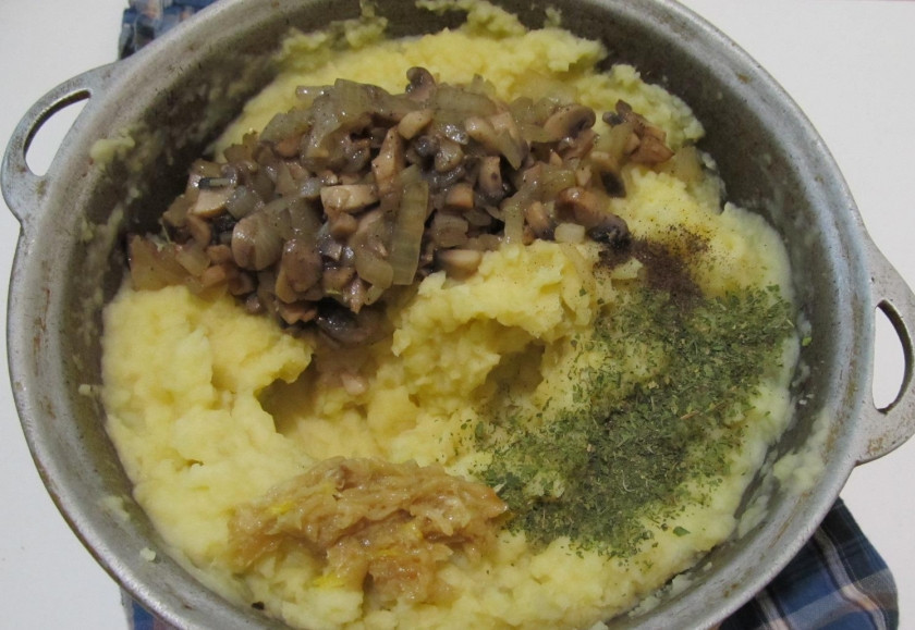 1. Этап. Картофельное пюре с шампиньонами: 3. Когда картошка будет готова, сливаем воду, добавим растительное масло (или что-то другое из вышеуказанных добавок), и измельчим при помощи блендера или толкушки в пюре. Затем добавим специи, грибную смесь и немного капусты. Перемешаем тщательно. Кстати, тушеную капусту можно не добавлять. И так будет вкусно.