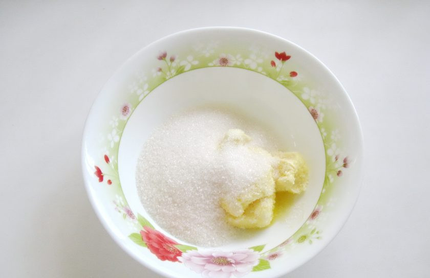 1. Этап. Апельсиново-шоколадный кекс: В миску выложите мягкое сливочное масло и сахар. Тщательно перемешайте.