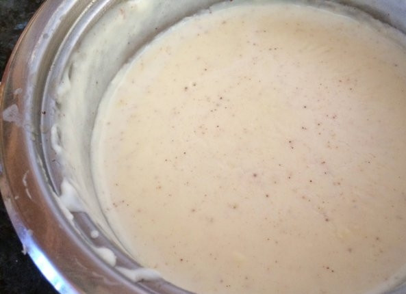 1. Этап. Итальянская лазанья: Для начала приготовьте соус бешамель. В кастрюле растопите сливочне масло и обжарьте в нём муку, постоянно перемешивая. Затем постепенно влейте туда всё молоко и вскипятите его на медленном огне. Варите соус около 15 минут, пока он не приобретёт довольно густую консистенцию.