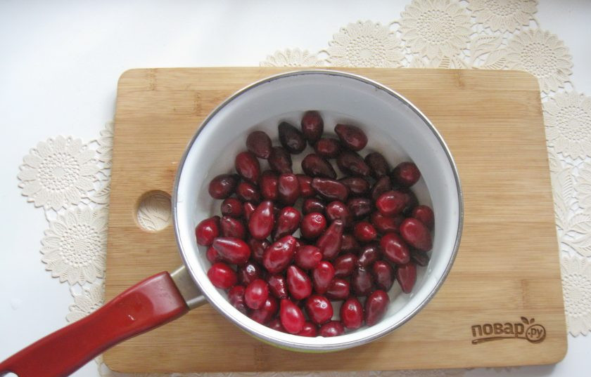 1. Этап. Ликер из кизила: Ягоды кизила хорошо помойте и выложите в кастрюлю.