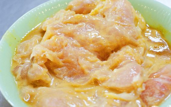 1. Этап. Чикен Ранч: Утопить куриное мясо в маринаде. Дать пропитаться около 2 часов.