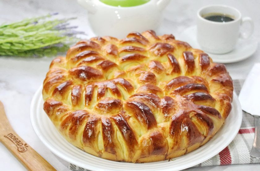 1. Этап. Отрывной пирог из дрожжевого теста с творожной начинкой: Отрывной дрожжевой пирог с творожной начинкой готов.