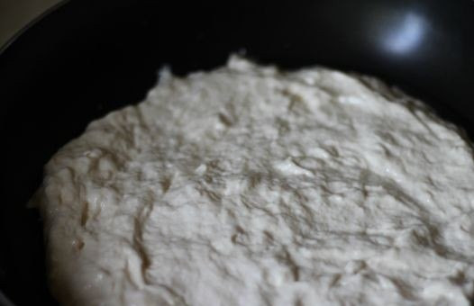 1. Этап. Быстрая пицца на сковороде: 2. На сковороду налить немного масла. Если сковорода с антипригарным покрытием, то достаточно буквально пары капель, которые нужно распределить по поверхности с помощью кисточки. Когда масло нагреется, отправить туда тесто и аккуратно разровнять его сверху. В зависимости от диаметра сковороды из указанного количества ингредиентов может получится 1 или 2 пиццы.