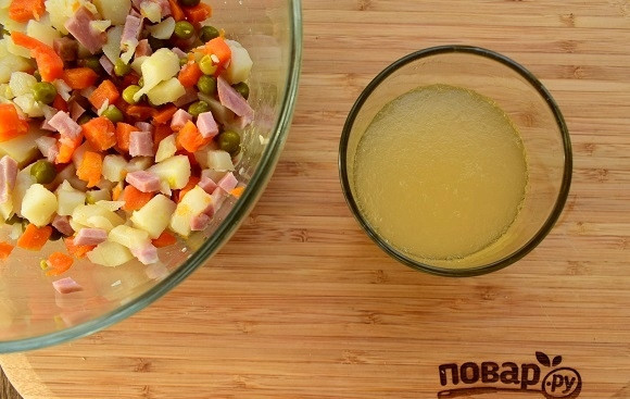 1. Этап. Салат-желе Оливье: Желатин замочите в холодной воде. Картофель, морковь и колбасу нарежьте на мелкие кубики одинакового размера. Соедините с зеленым горошком, перемешайте.