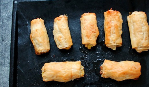 1. Этап. Рулетики-пирожки из теста фило: Противень поставьте в горячую духовку и запекайте при температуре 180 градусов в течение 30 - 40 минут, до золотистой корочки. Горячие рулетики - пирожки выньте, остудите до теплого состояния и подавайте на стол.