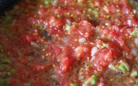 1. Этап. Яичница по-турецки: Пока готовится лук и перец, с помидоров необходимо снять кожуру (если бросить на пару минут в кипяток, то легче будет снимать кожуру), и перетереть их через сито, а затем добавить в сковородку.