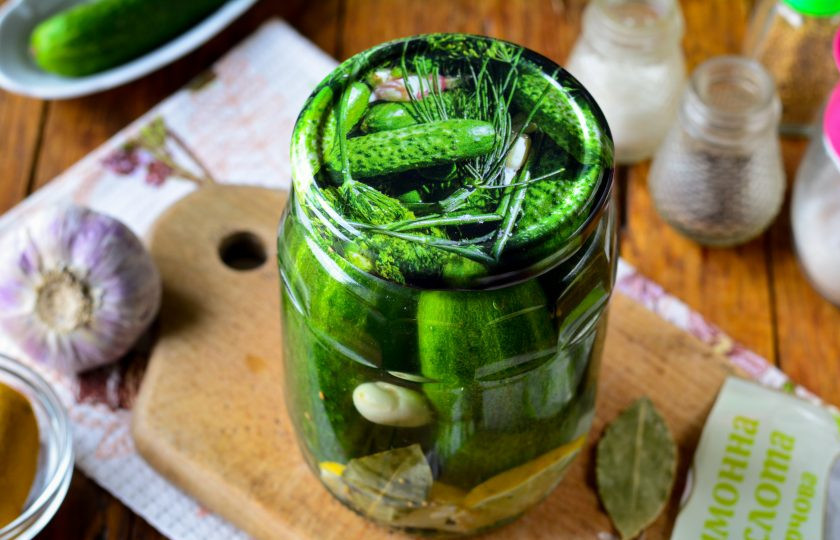 1. Этап. Огурцы с лимоном на зиму: Повторно залейте огурцы маринадом и закатайте крышками.