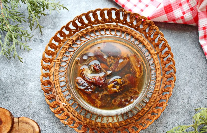 1. Этап. Конфеты из фиников с миндалем: У фиников удалите семечку и жесткий хвостик, выложите в миску и залейте горячей водой на 10 минут. Слейте воду, финики отожмите от лишней жидкости.