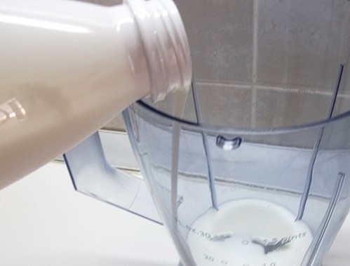 1. Этап. Абрикосы с кефиром: 2. Берем нежирный кефир и выливаем его в блендер.