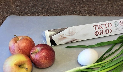1. Этап. Утиные голени на косточке в мешочках: Подготовить: - тесто фило достать из морозилки, - яйцо помыть, - яблоки очистить от шкурки и сердцевины, - зеленый лук помыть, обсушить