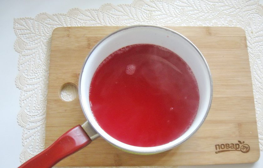 1. Этап. Морс из кизила: После процедите отвар.