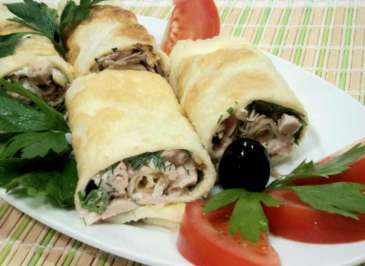 1. Этап. Рулетики из яичных блинчиков: Заверните блин в рулетик и повторите операции с остальными блинчиками. Перед подачей порежьте рулетик на несколько кусков, украсьте зеленью и свежими овощами.