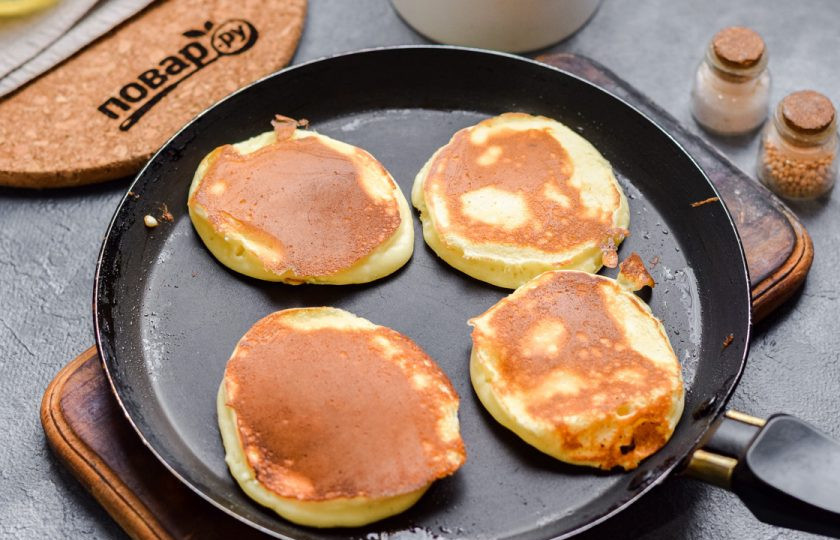 1. Этап. Панкейки с маскарпоне: Жарьте панкейки на сухой сковороде, с каждой стороны по 1 минуте, на самом маленьком огне.