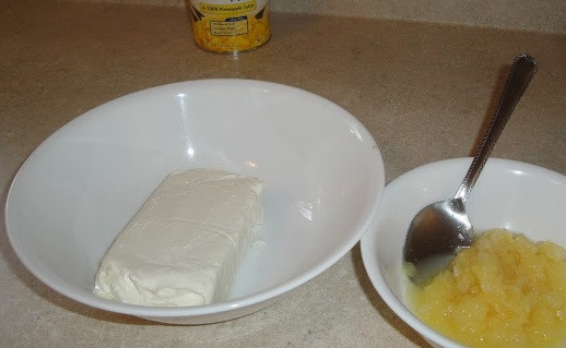 1. Этап. Творожный десерт с тропическими фруктами: 1. Консервированные ананасы измельчите в пюре и соедините с творогом.