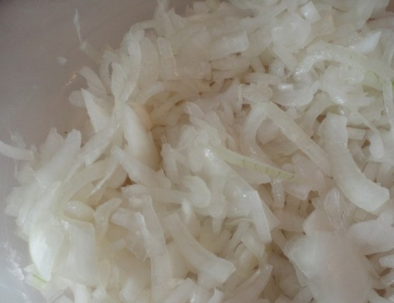 1. Этап. Настоящий шашлык из баранины: Посолите и разомните руками, чтобы лук пустил сок.