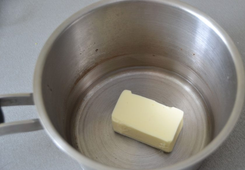 1. Этап. Фисташковые эклеры: Влейте в сотейник воду, добавьте в нее 50 грамм сливочного масла, нагрейте до кипения.